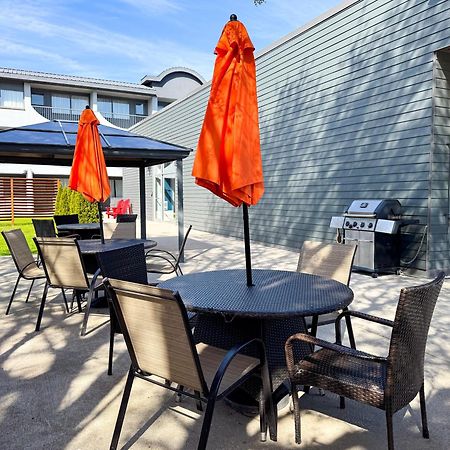 Comfort Suites Kingston Central Buitenkant foto