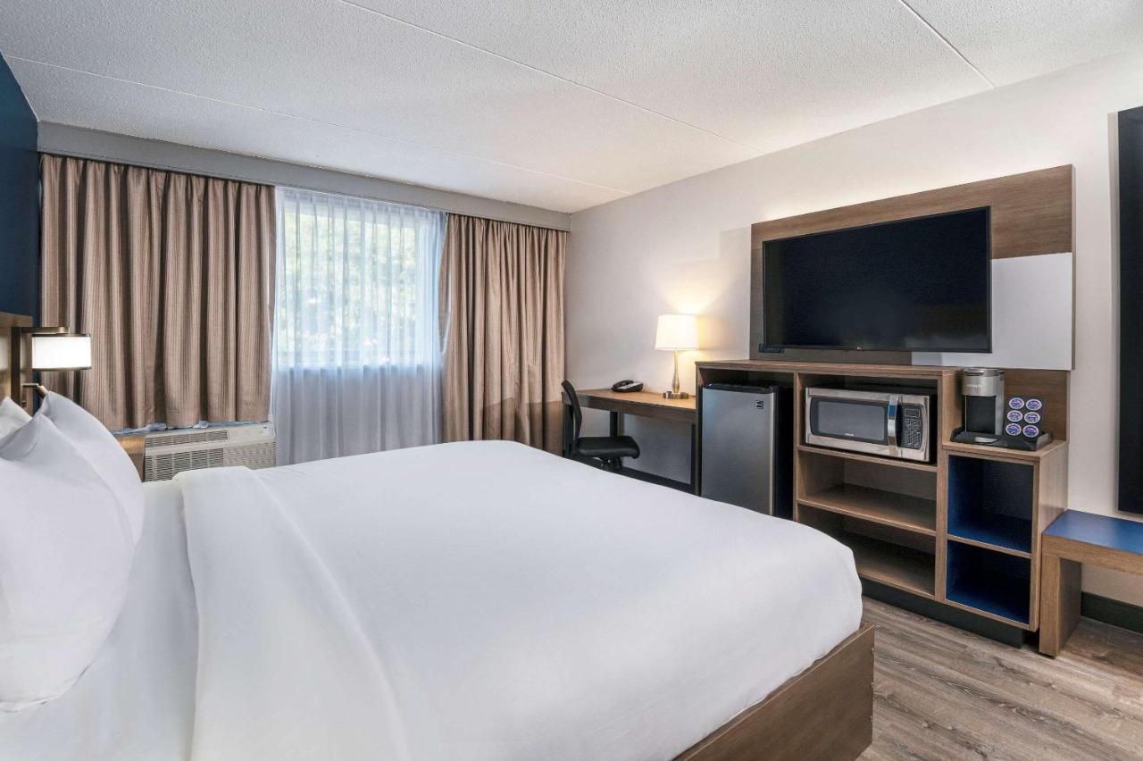 Comfort Suites Kingston Central Buitenkant foto
