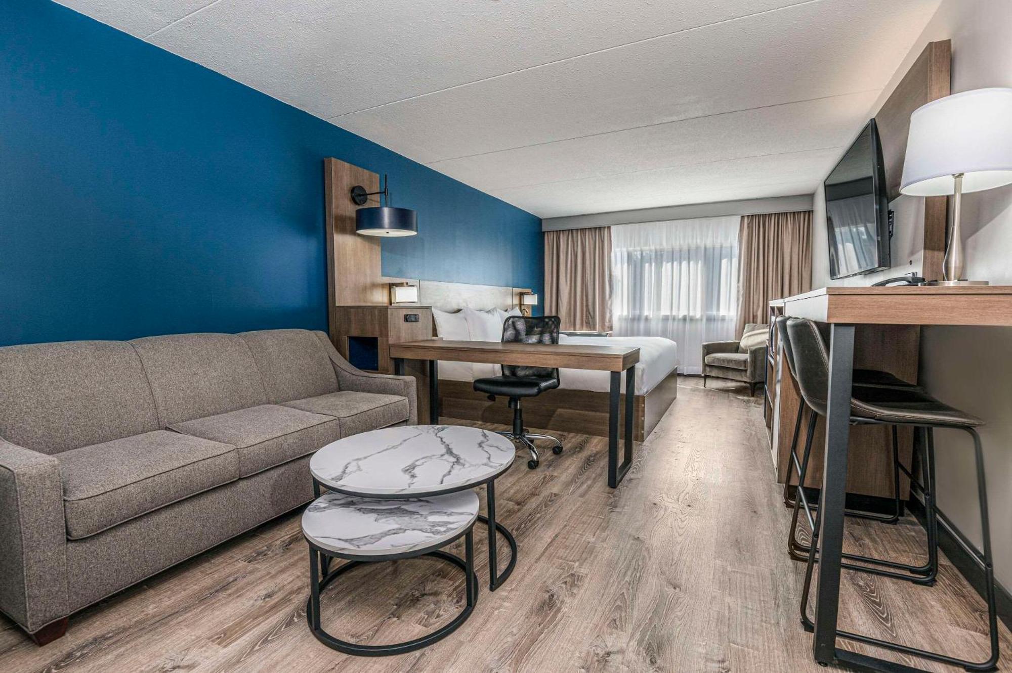 Comfort Suites Kingston Central Buitenkant foto