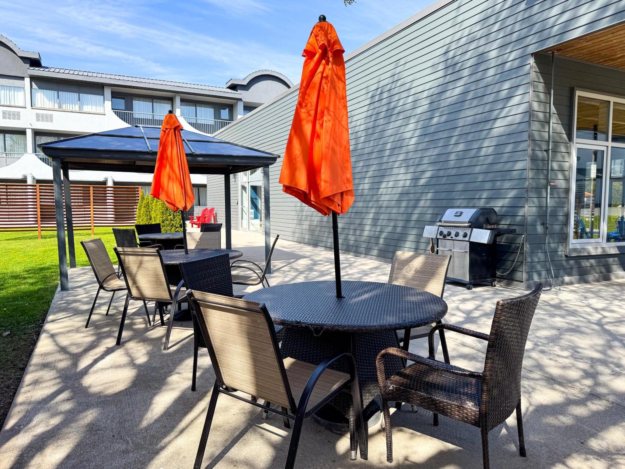 Comfort Suites Kingston Central Buitenkant foto